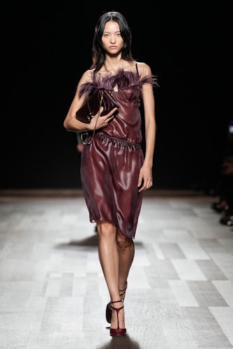 Ferragamo'nun Milano Moda Haftası'nda gösterilen Sonbahar 2024 koleksiyonundan bir görünüm