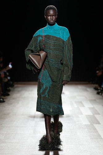 Ferragamo'nun Milano Moda Haftası'nda gösterilen Sonbahar 2024 koleksiyonundan bir görünüm