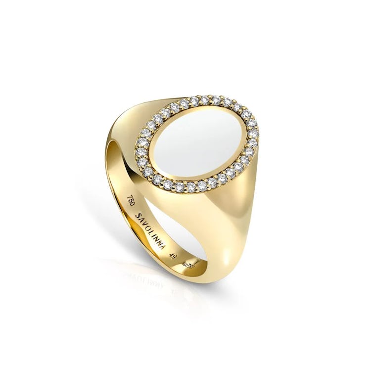 Oval Signet Ring in Yellow Gold