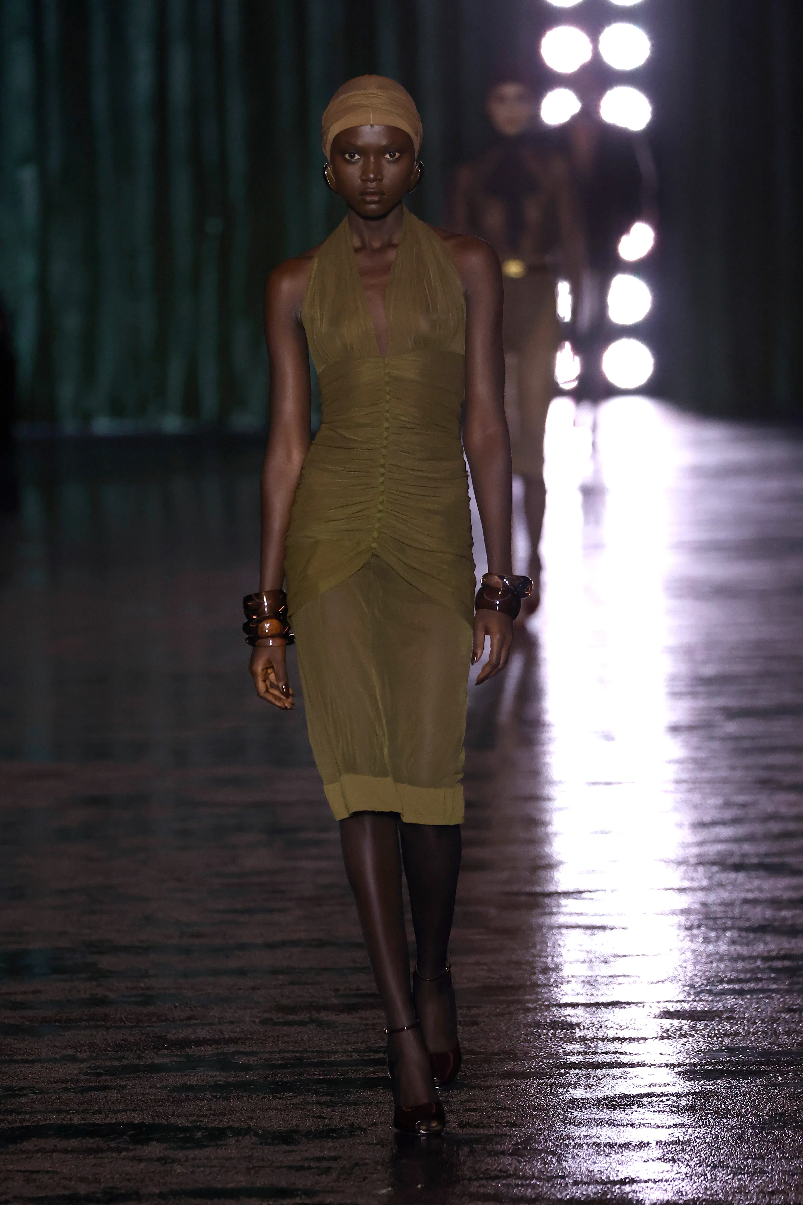 Bir model, Saint Laurent Kadın Giyim Sonbahar/Kış 2024-2025 defilesi sırasında podyumda yürüyor.