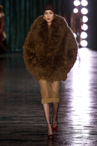 Bir model, P.'nin bir parçası olarak Saint Laurent Kadın Giyim Sonbahar/Kış 2024-2025 defilesi sırasında podyumda yürüyor.