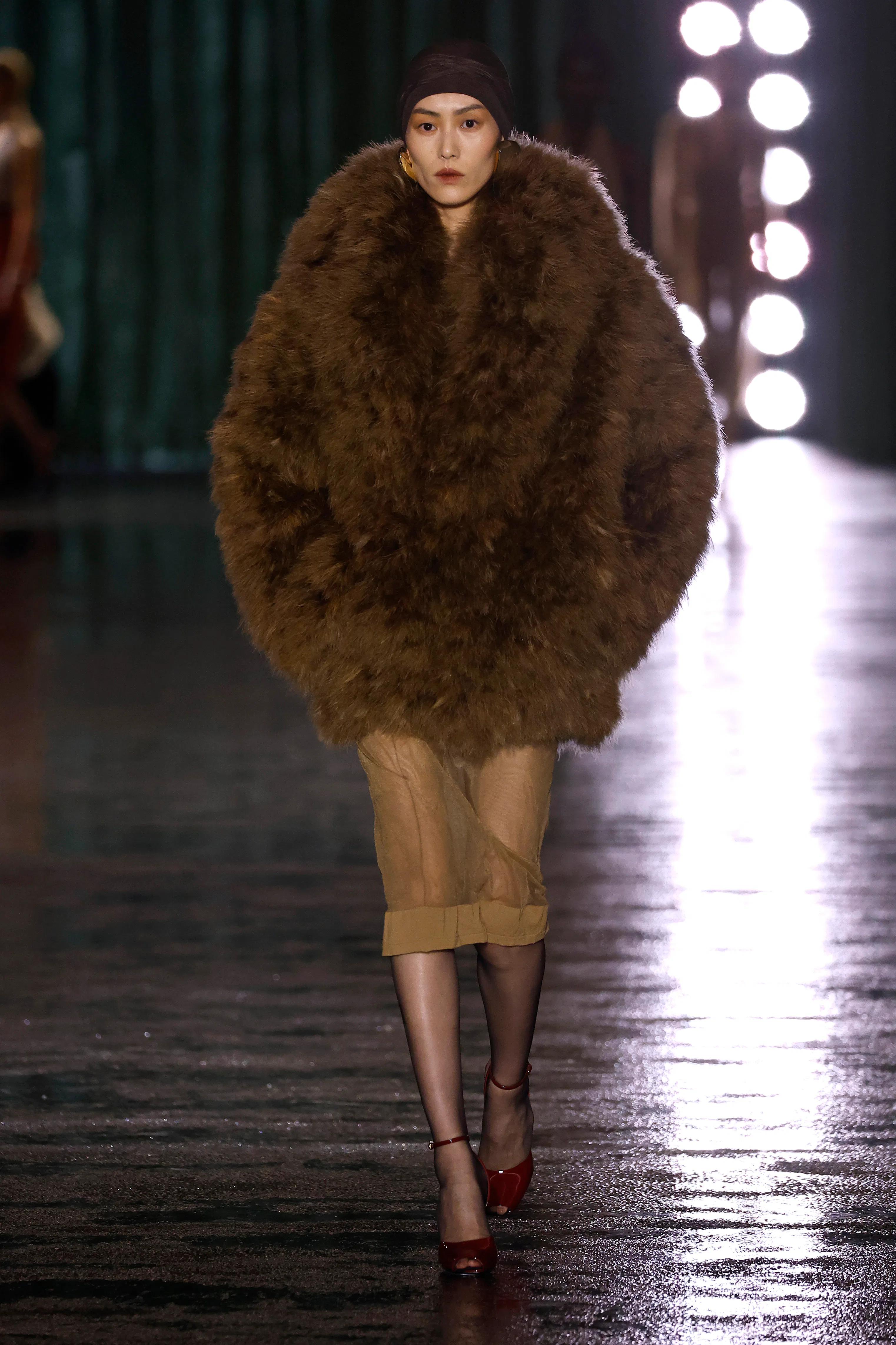 Bir model, Saint Laurent Kadın Giyim Sonbahar/Kış 2024-2025 defilesi sırasında podyumda yürüyor.