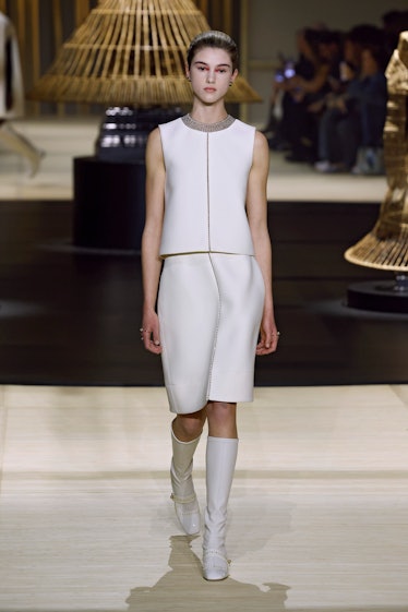Bir model, Christian Dior Kadın Giyim Sonbahar/Kış 2024-2025 defilesi sırasında podyumda yürüyor.