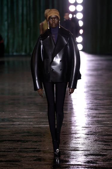 Bir model, Saint Laurent Kadın Giyim Sonbahar/Kış 2024-2025 defilesi sırasında podyumda yürüyor.