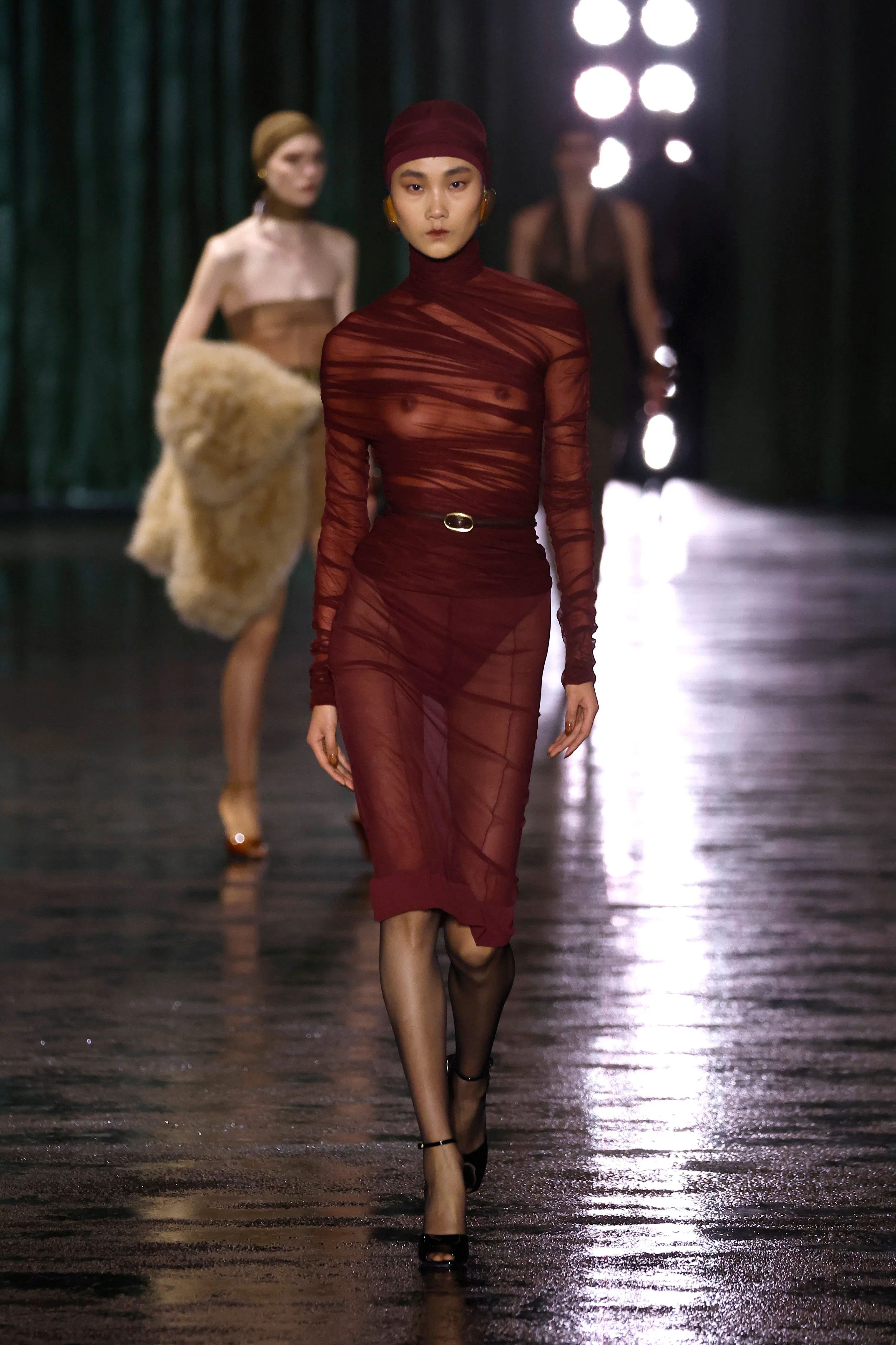 Bir model, Saint Laurent Kadın Giyim Sonbahar/Kış 2024-2025 defilesi sırasında podyumda yürüyor.