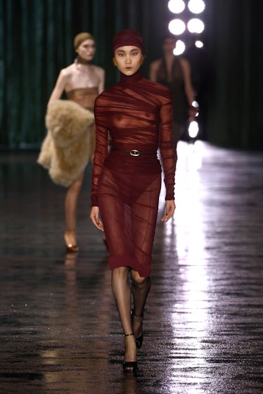 Bir model, Saint Laurent Kadın Giyim Sonbahar/Kış 2024-2025 defilesi sırasında podyumda yürüyor.
