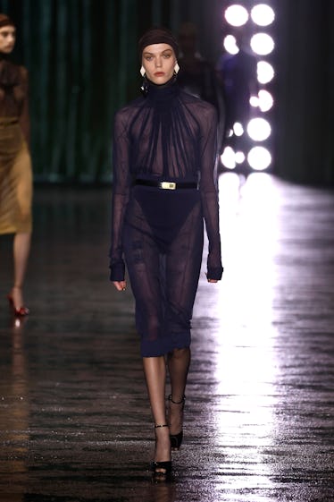 Bir model, Saint Laurent Kadın Giyim Sonbahar/Kış 2024-2025 defilesi sırasında podyumda yürüyor.