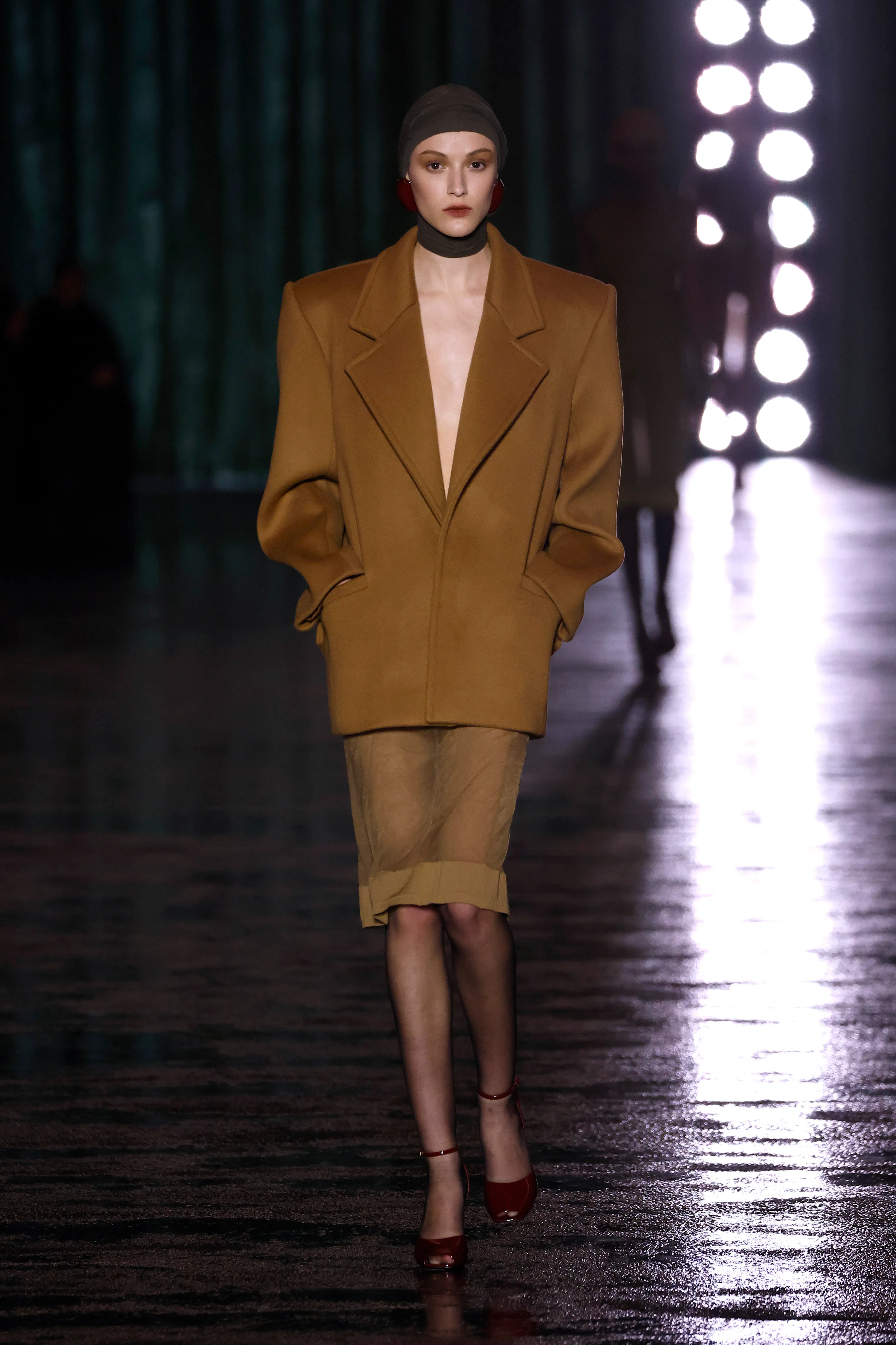 Bir model, Saint Laurent Kadın Giyim Sonbahar/Kış 2024-2025 defilesi sırasında podyumda yürüyor.
