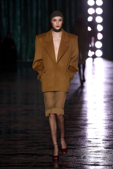 Bir model, Saint Laurent Kadın Giyim Sonbahar/Kış 2024-2025 defilesi sırasında podyumda yürüyor.