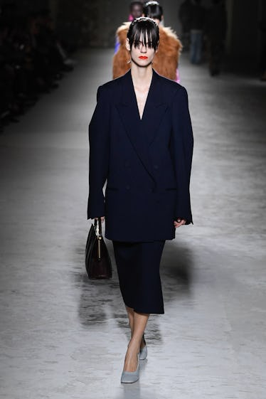 Paris Hazır Giyim Moda Haftası kutlamaları kapsamında Dries Van Noten RTW Sonbahar 2024'te podyumda model...