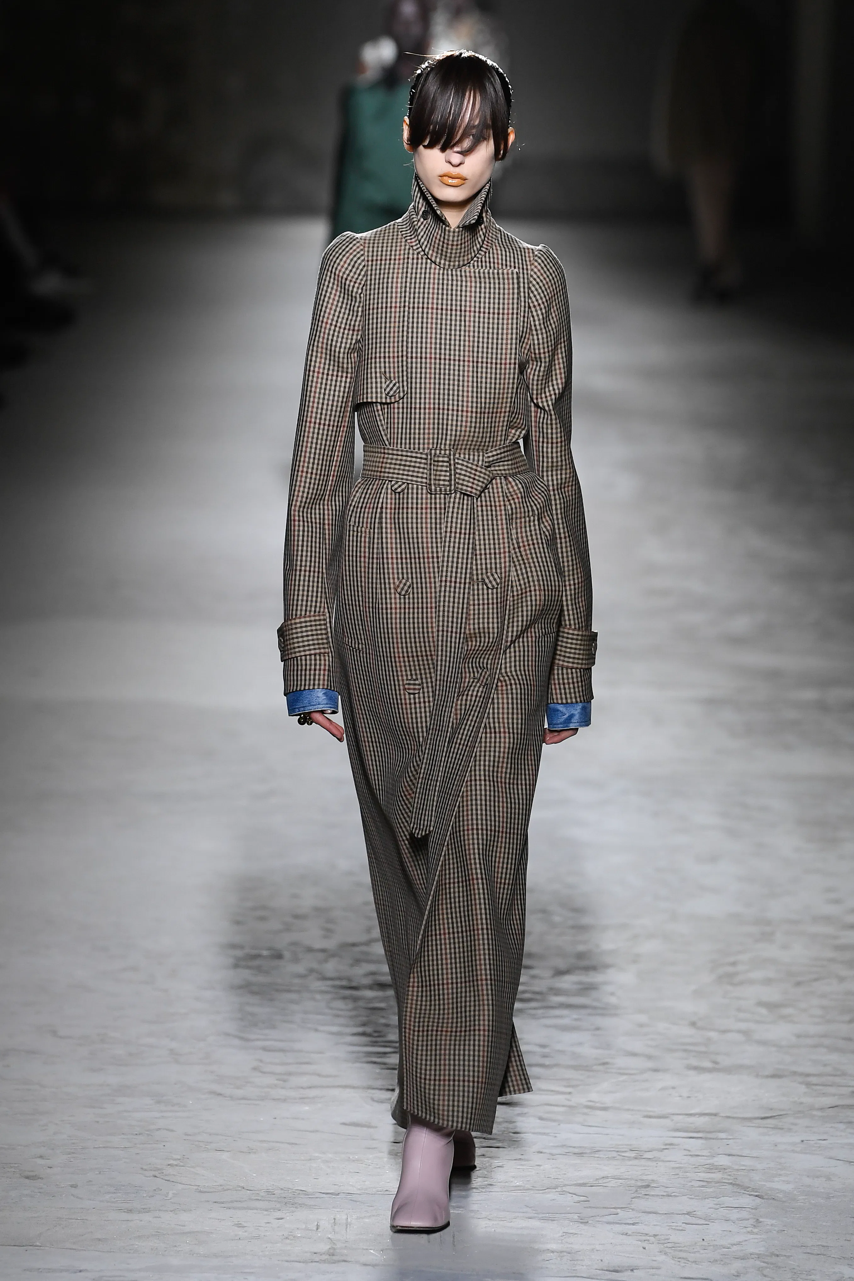 Paris Hazır Giyim Moda Haftası kutlamaları kapsamında Dries Van Noten RTW Sonbahar 2024'te podyumda model...