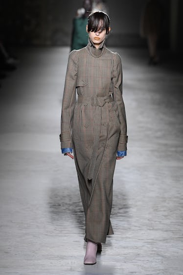 Paris Hazır Giyim Moda Haftası kutlamaları kapsamında Dries Van Noten RTW Sonbahar 2024'te podyumda model...