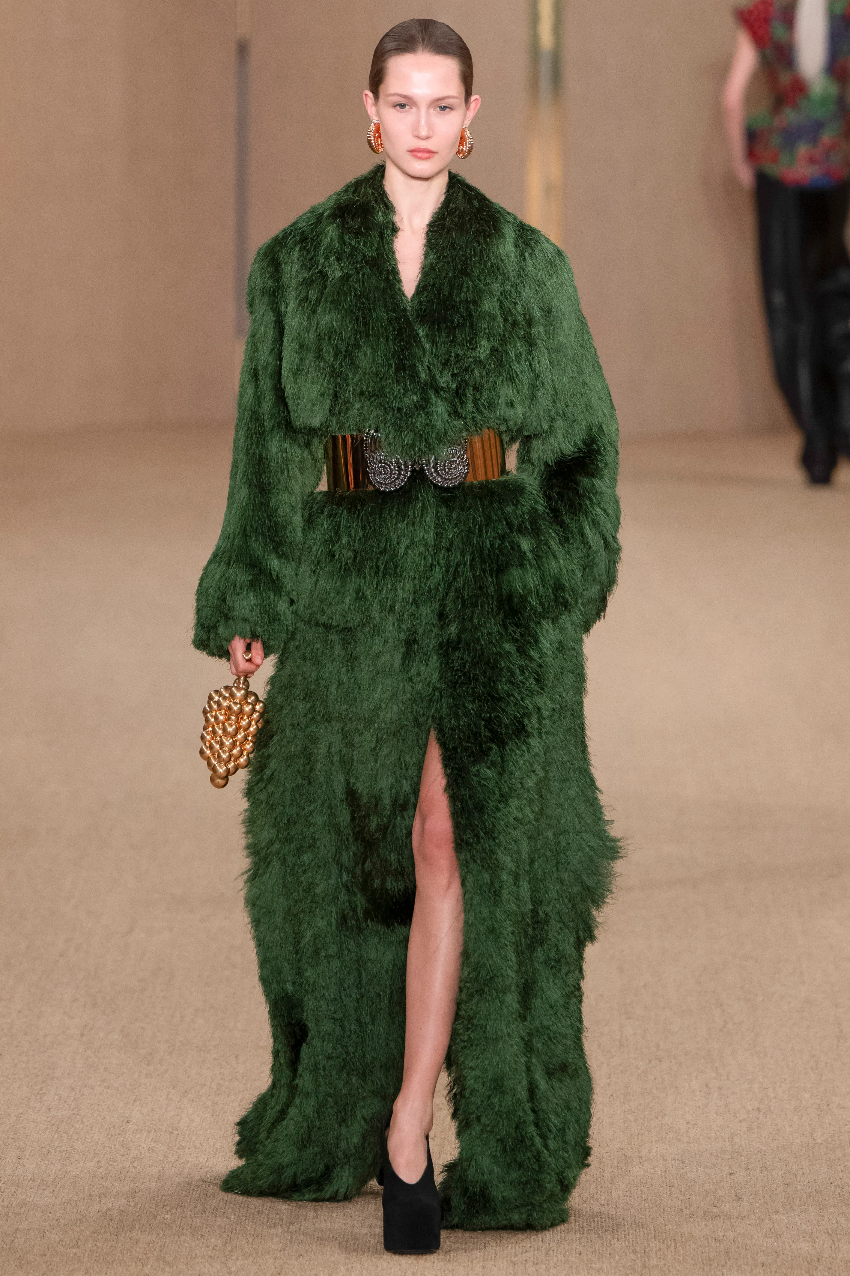 Balmain Hazır Giyim Sonbahar/Kış 2024-2025 defilesi sırasında bir model podyumda yürüyor.