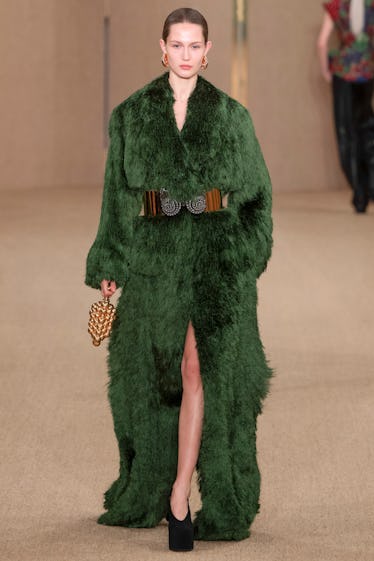 Balmain Hazır Giyim Sonbahar/Kış 2024-2025 defilesi sırasında bir model podyumda yürüyor.