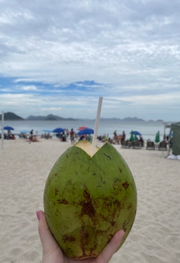 Um coco na praia de Copacabana