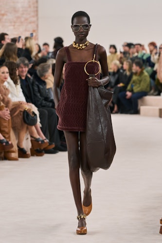 Chloé'nin Paris Moda Haftası'nda gösterilen Sonbahar 2024 koleksiyonundan bir görünüm
