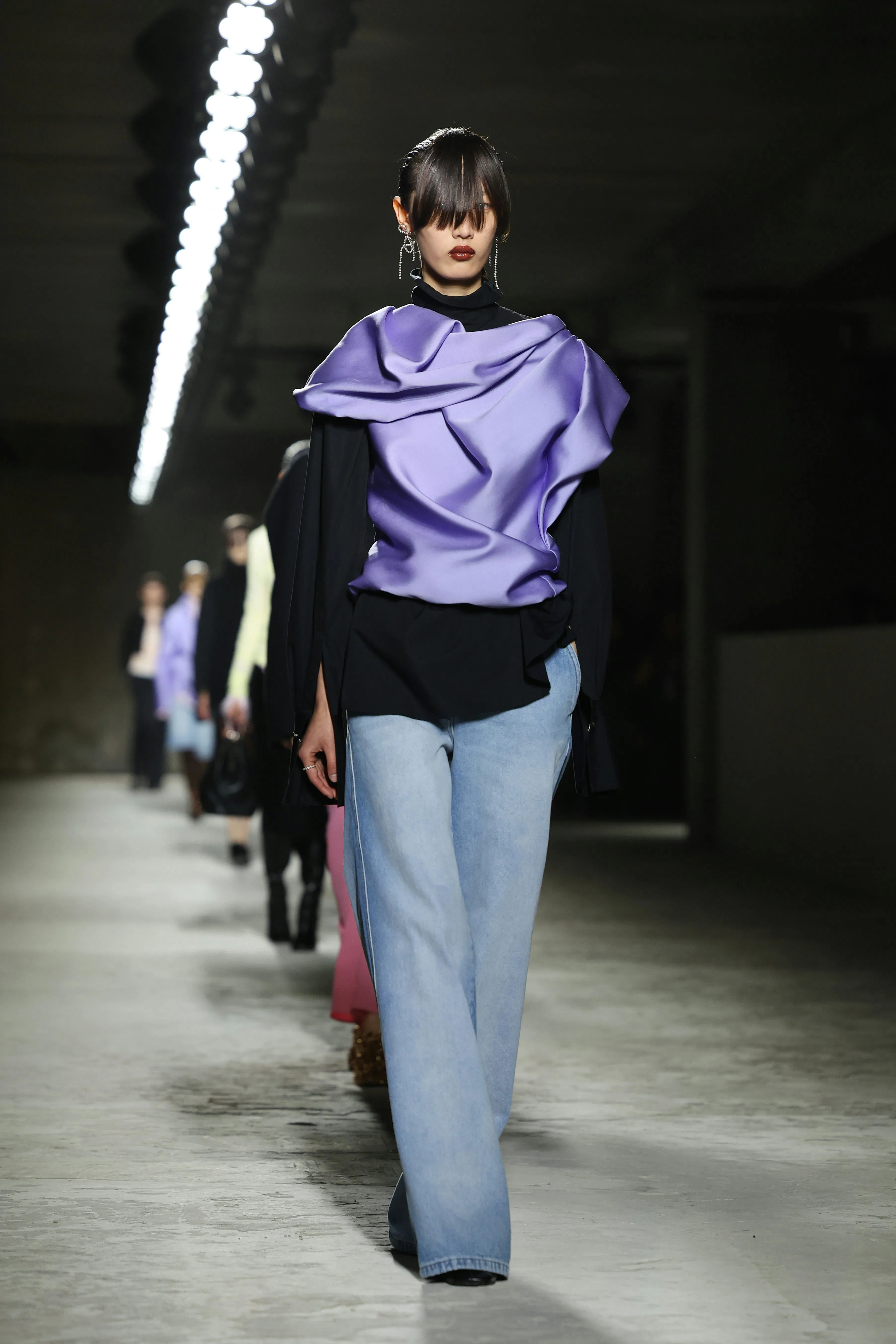 dries van noten'in paris moda haftasında gösterilen 2024 sonbahar koleksiyonundan bir görünüm
