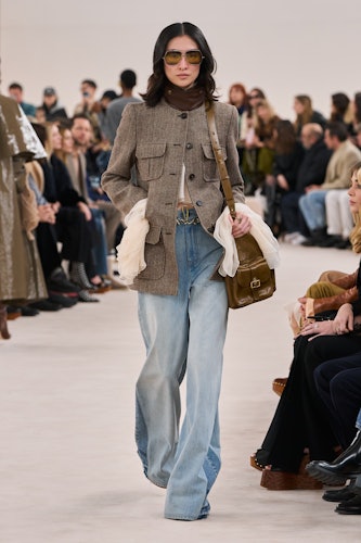 Chloé'nin Paris Moda Haftası 2024 sonbahar koleksiyonundan bir görünüm