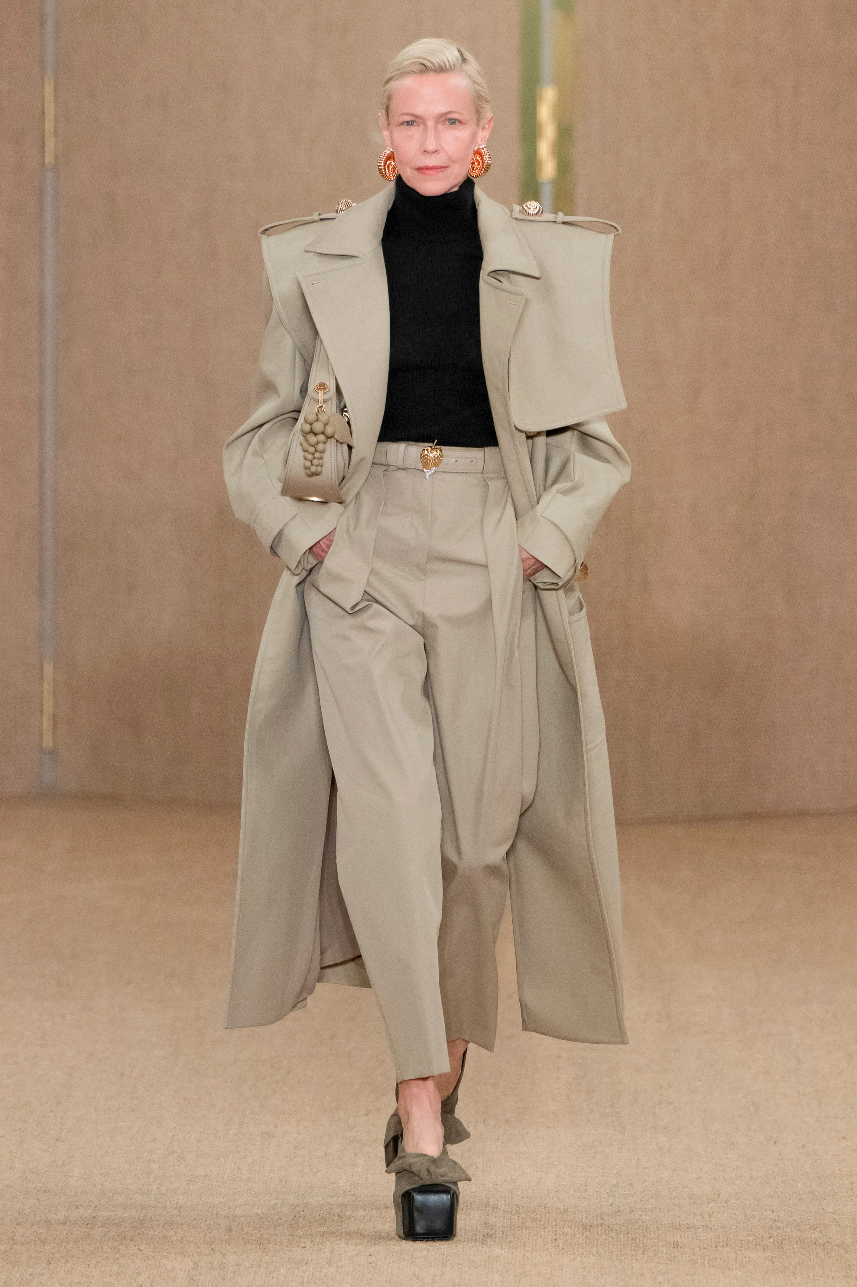 Balmain Hazır Giyim Sonbahar/Kış 2024-2025 defilesi sırasında bir model podyumda yürüyor.