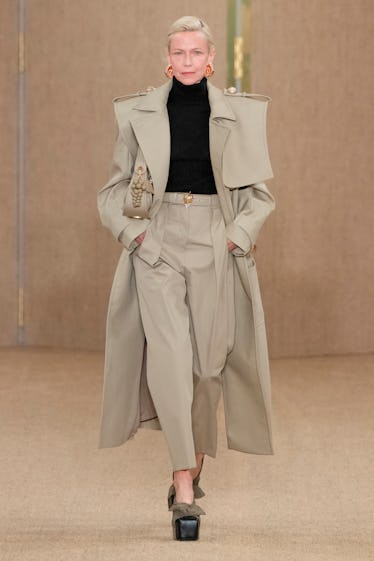 Balmain Hazır Giyim Sonbahar/Kış 2024-2025 defilesi sırasında bir model podyumda yürüyor.