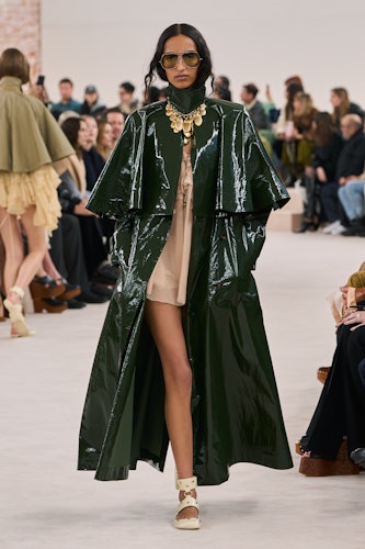 Chloé'nin Paris Moda Haftası'nda gösterilen Sonbahar 2024 koleksiyonundan bir görünüm