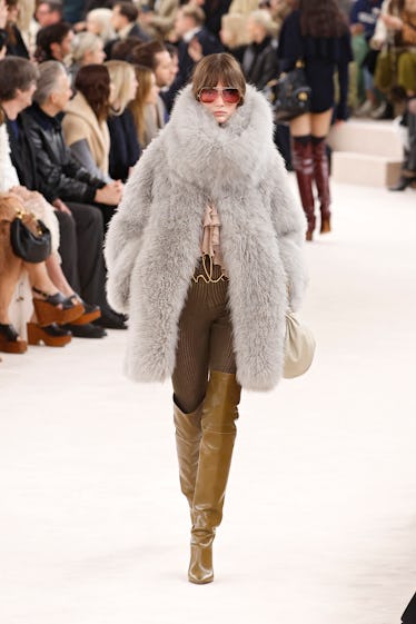 Bir model, Paris Fas Fuarı'nın bir parçası olan Chloé Kadın Giyim Sonbahar/Kış 2024-2025 defilesi sırasında podyumda yürüyor.