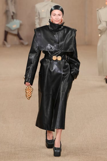 Balmain Hazır Giyim Sonbahar/Kış 2024-2025 defilesi sırasında bir model podyumda yürüyor.