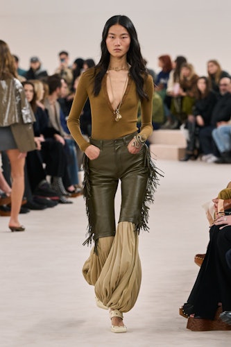 Chloé'nin Paris Moda Haftası 2024 sonbahar koleksiyonundan bir görünüm