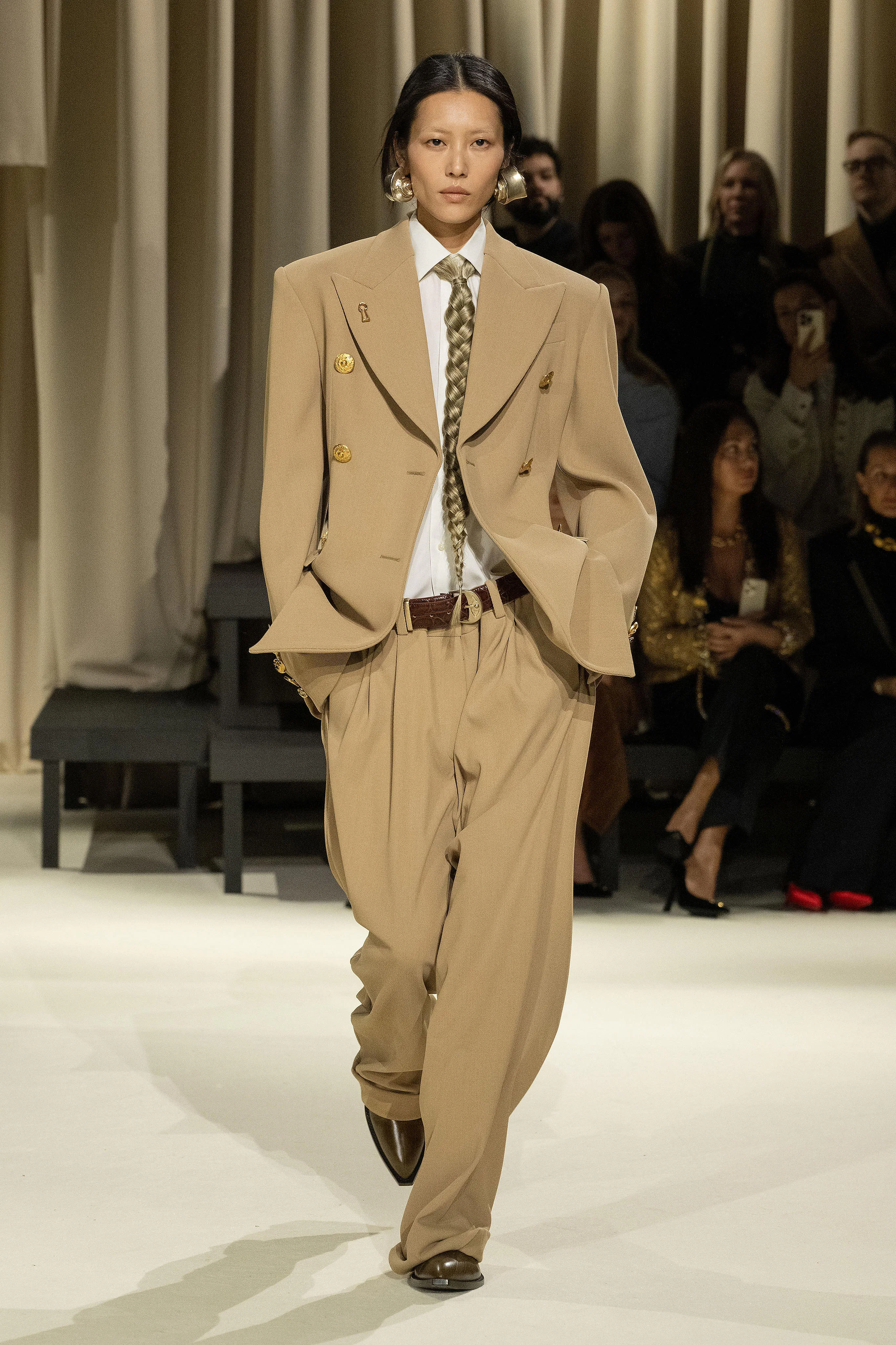 Schiaparelli'nin Paris Moda Haftası'nda gösterilen 2024 Sonbahar koleksiyonundan bir görünüm