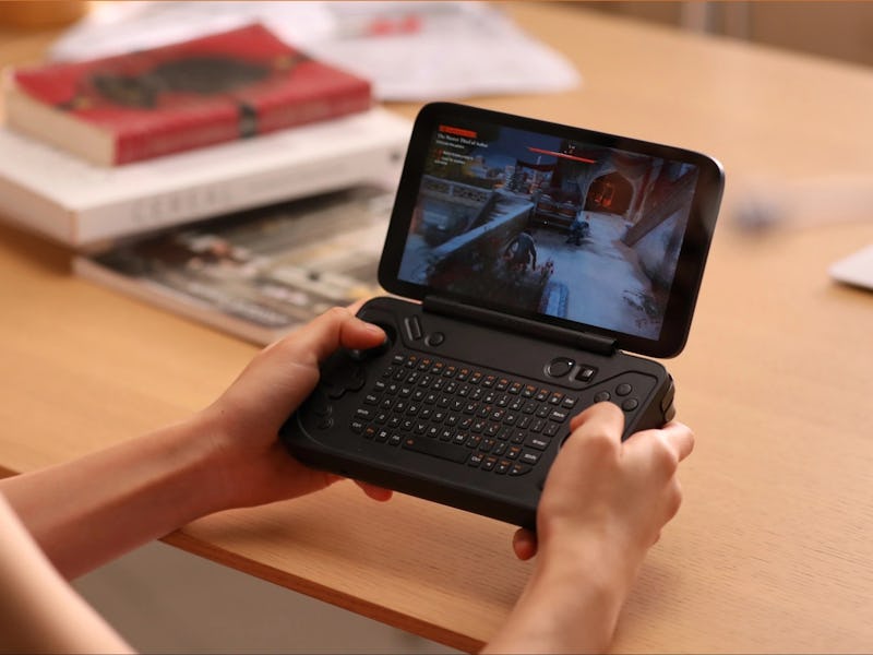 Ayaneo Flip KB handheld has a 7-inch 120Hz display and built-in keyboard.