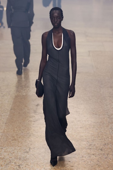Bir model, New York Moda Haftası sırasında düzenlenen Helmut Lang Sonbahar/Kış 2024 defilesinde podyumda yürüyor.