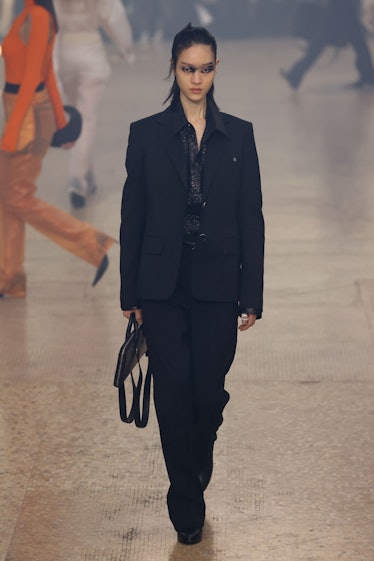     Bir model, New York Moda Haftası sırasında düzenlenen Helmut Lang Sonbahar/Kış 2024 defilesinde podyumda yürüyor.