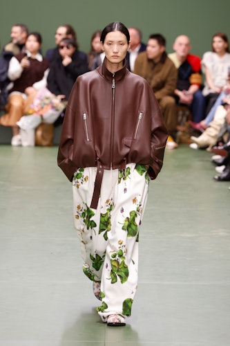 Bir model, Paris Fas kapsamında Loewe Kadın Giyim Sonbahar/Kış 2024-2025 defilesi sırasında podyumda yürüyor....