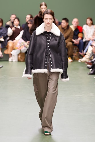 Bir model, Paris Fas kapsamında Loewe Kadın Giyim Sonbahar/Kış 2024-2025 defilesi sırasında podyumda yürüyor....