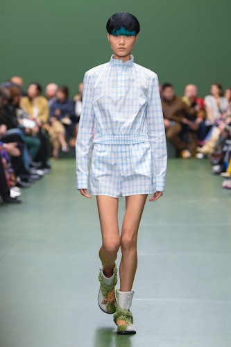 Espla'daki Paris Hazır Giyim Moda Haftası kapsamında Loewe RTW Sonbahar 2024'te podyumda model...