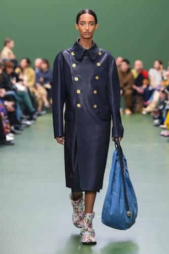 Espla'daki Paris Hazır Giyim Moda Haftası kapsamında Loewe RTW Sonbahar 2024'te podyumda model...