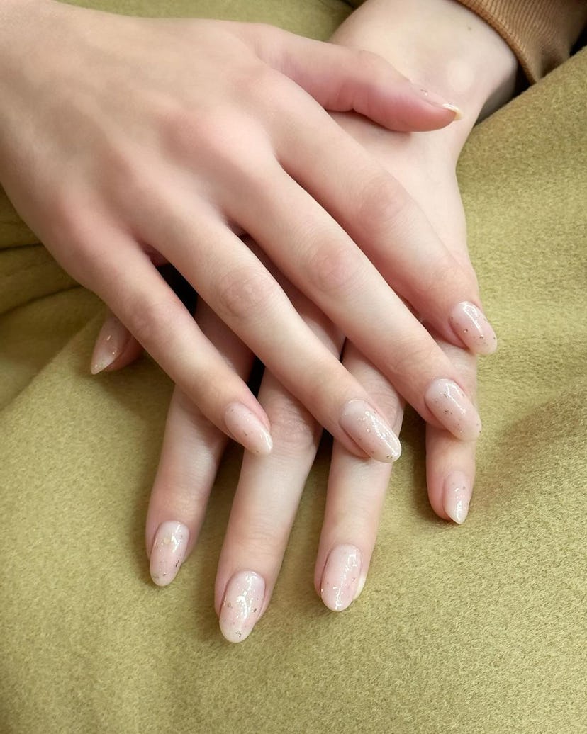 Hailee Steinfeld wore sheer glitter nails at the 2024 Oscars.