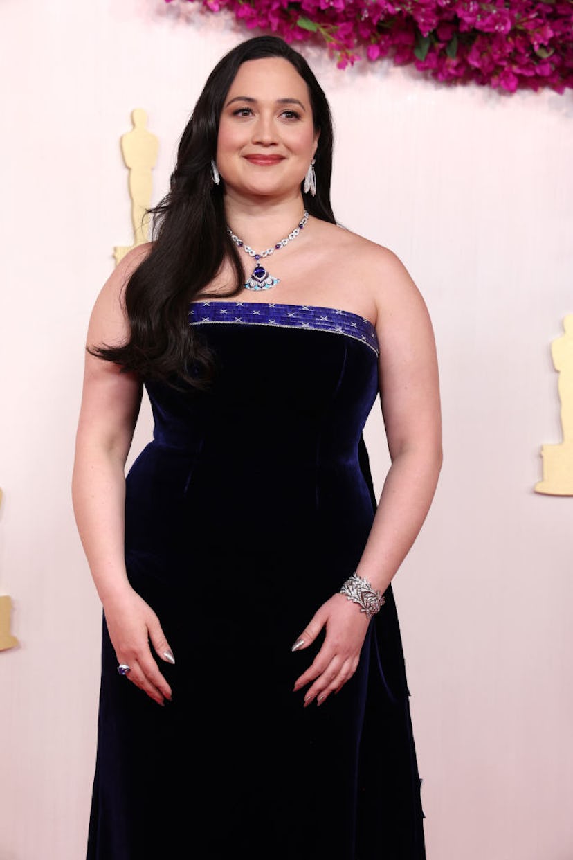Lily Gladstone wore soft waves at the 2024 Oscars.