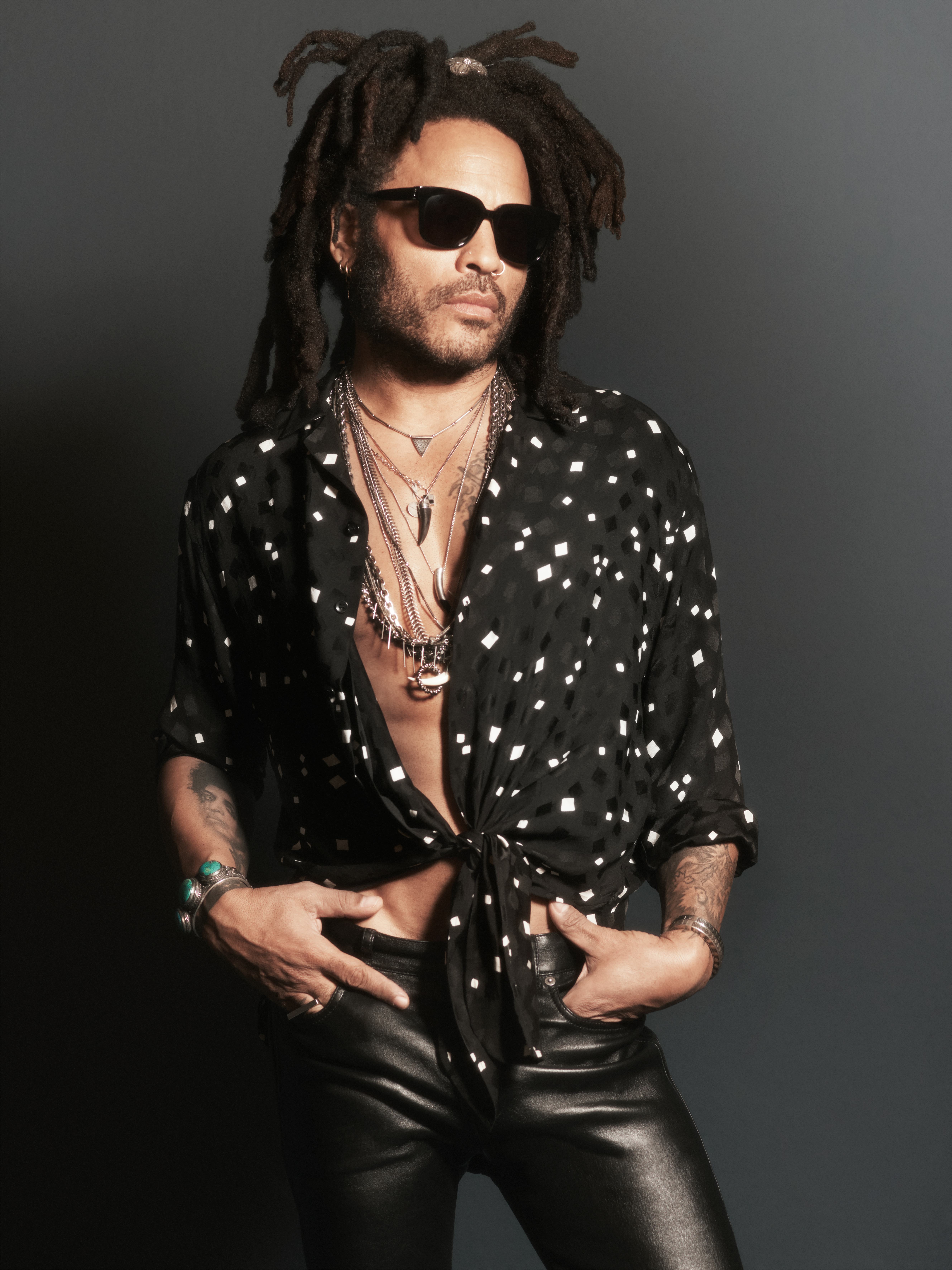 Lenny kravitz american. Lenny kravitz. Ленни кравиц сейчас. Ленни кравиц на концерте порвались штаны. Ленни кравиц.