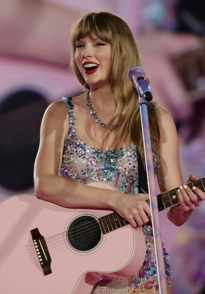 Taylor Swift&rsquo;s white nails on The Eras Tour