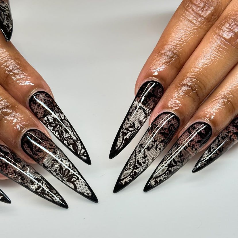 Black lace nail art matches the "grunge girl" aesthetic.