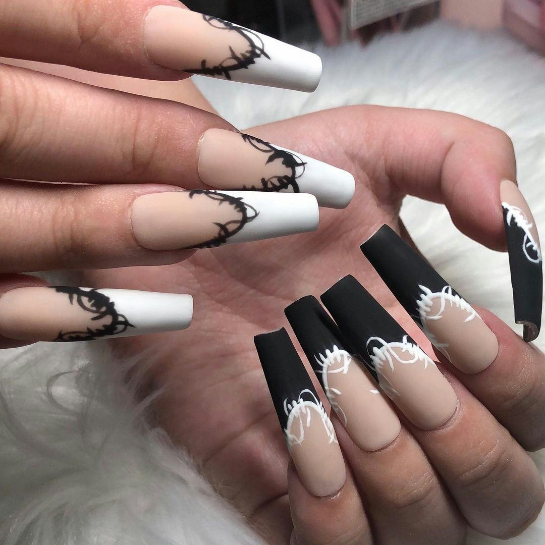 French tip nails with barbed wire designs match the &ldquo;grunge girl&rdquo; aesthetic.