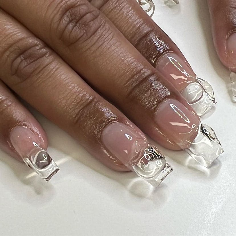 Clear nails with 3D designs match the "grunge girl" aesthetic.