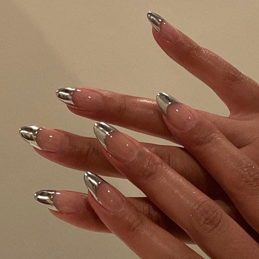 Silver chrome French tip nails match the "grunge girl" aesthetic.