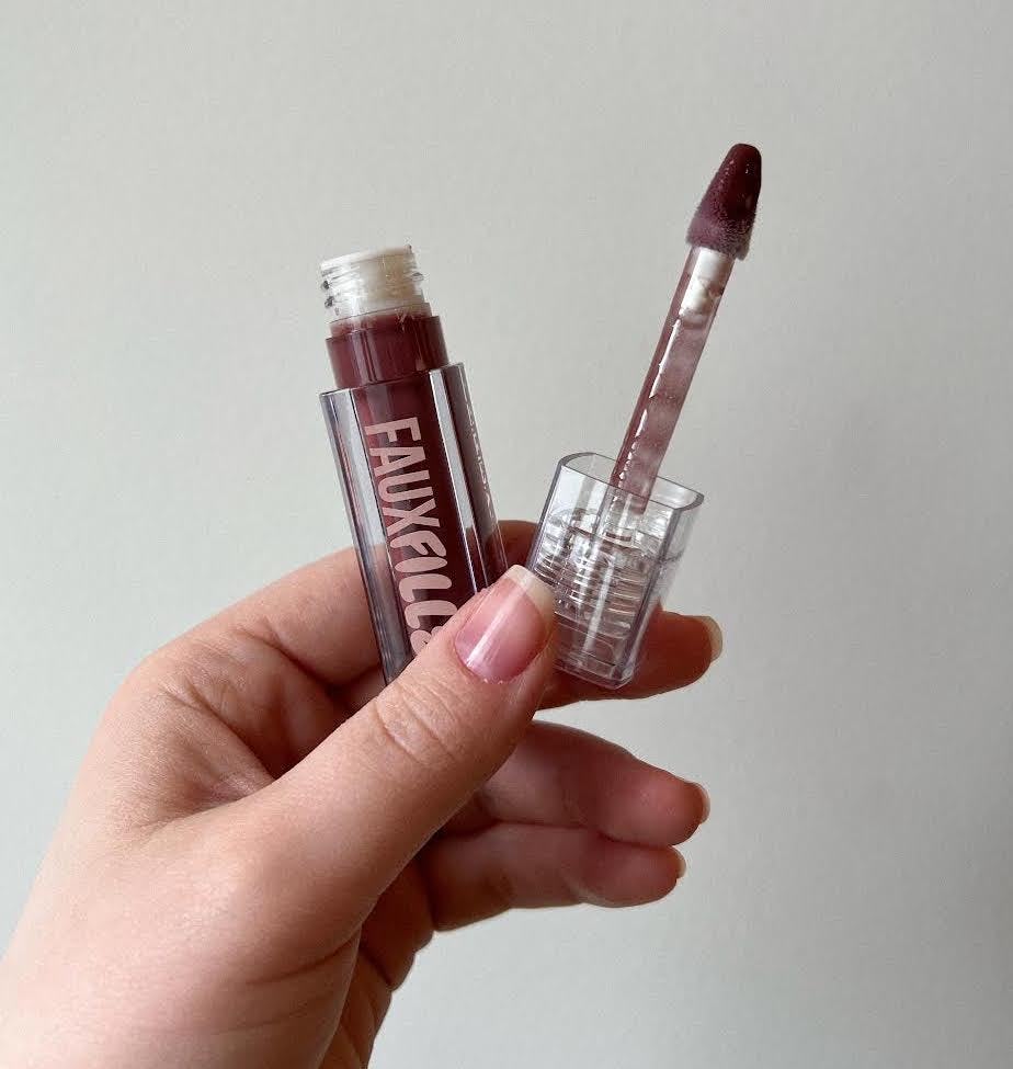 Olivia Rose Rushing tests the Huda Beauty Faux Filler Shiny Non-Sticky Lip Gloss in the shade Posh.