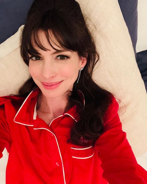 Anne Hathaway selfie