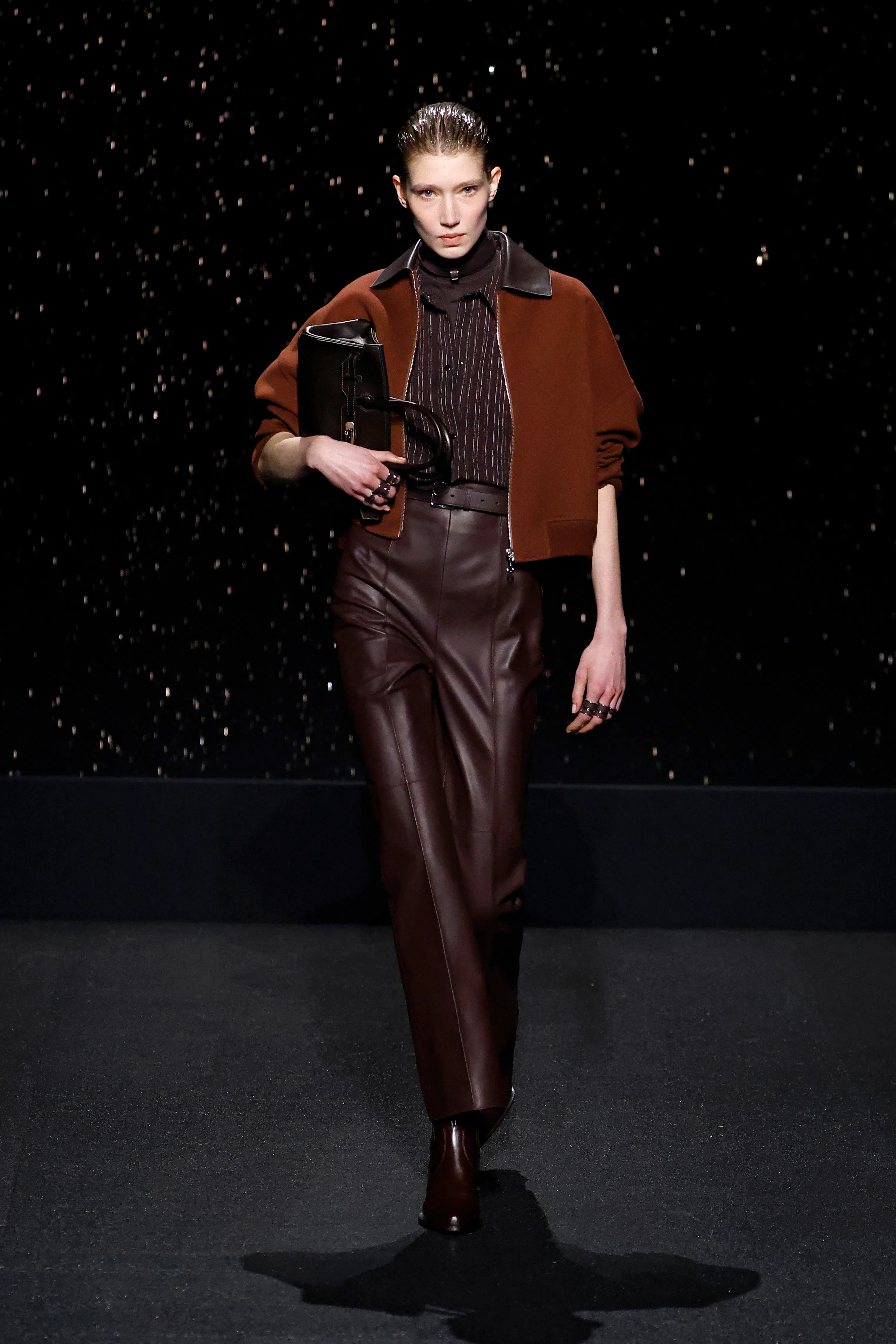 Bir model, Paris Fuarı kapsamında Hermès Kadın Giyim Sonbahar/Kış 2024-2025 defilesi sırasında podyumda yürüyor.