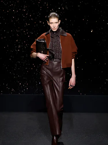 Bir model, Paris Fuarı kapsamında Hermès Kadın Giyim Sonbahar/Kış 2024-2025 defilesi sırasında podyumda yürüyor.