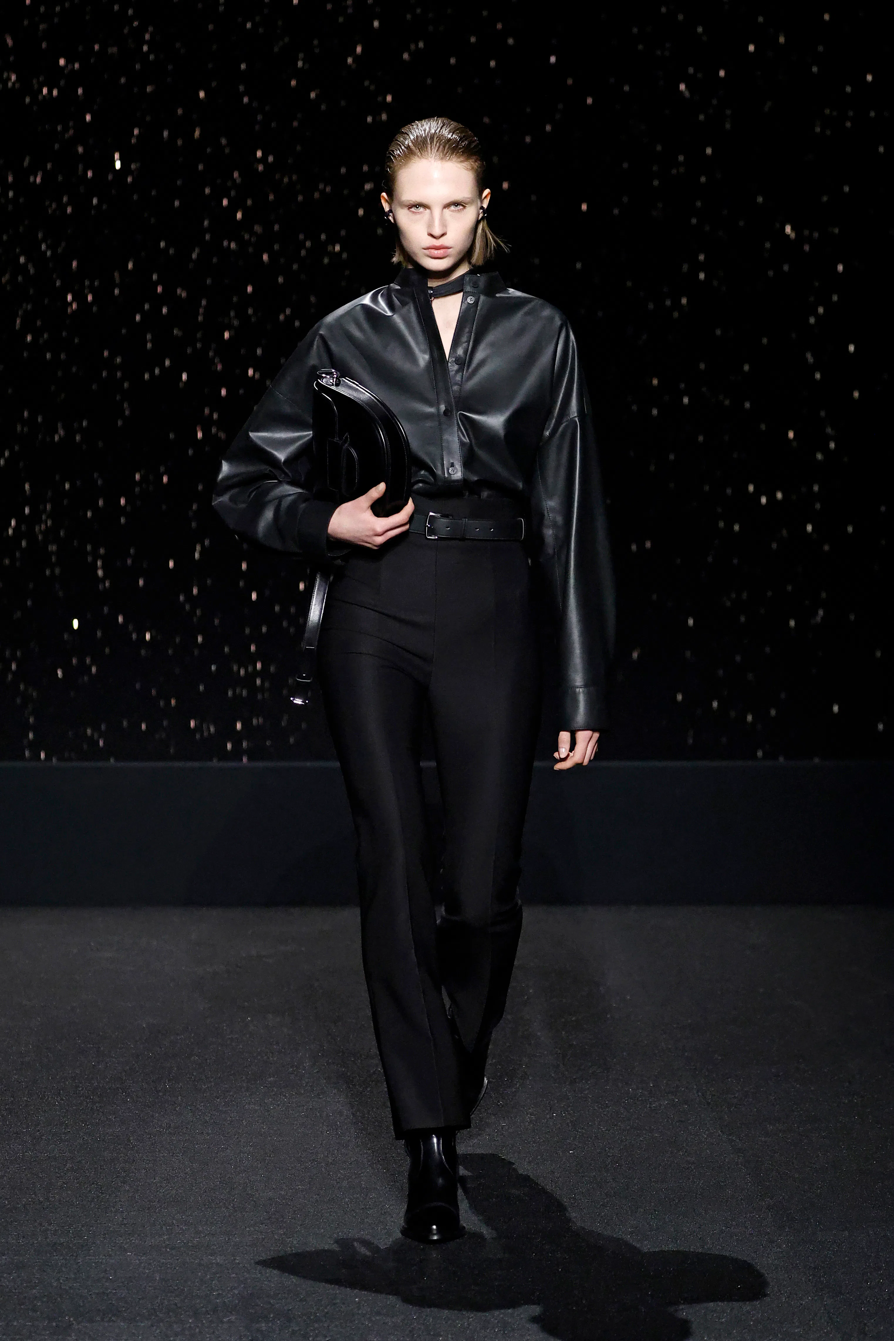 Bir model, Paris Fuarı kapsamında Hermès Kadın Giyim Sonbahar/Kış 2024-2025 defilesi sırasında podyumda yürüyor.