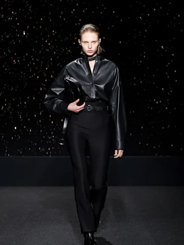 Bir model, Paris Fuarı kapsamında Hermès Kadın Giyim Sonbahar/Kış 2024-2025 defilesi sırasında podyumda yürüyor.